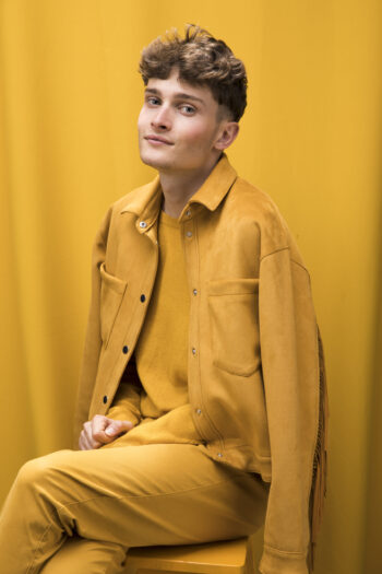 portrait-young-man-yellow-scene portrait-young-man-yellow-scene